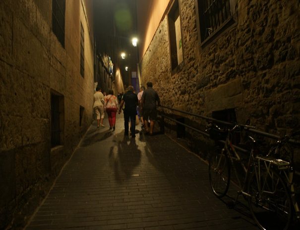 visita guiada de noche Vitoria host tour